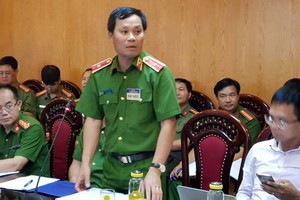 公安部刑警局長陳玉河少將（中）在新聞發佈會上公佈綁架劫財案的起訴《決定》。（圖源：進勇）