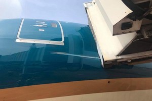 登機橋刮碰了波音787-19客機機身，造成約1米長的劃痕。（圖源：TTO）