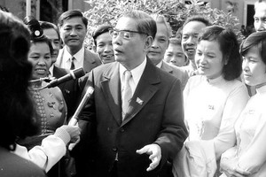 1986年12月，阮文靈總書記在黨六大閉幕後接受記者採訪。（圖源：明道）