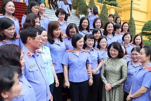 國家副主席鄧氏玉盛（前右二）在主席府前與模範女檢察幹部代表團交流。（圖源：PV）