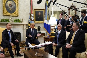 美總統特朗普(左二)在白宮橢圓形辦公室與波蘭總統安德烈‧杜達(左一)會面。（圖源：路透社）