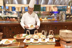 溫莎酒店泰籍主廚Somdej Kitbumroong 將向食客推介3張自助餐菜單，包括泰國多款深具特色的街道小食。