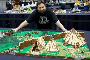 西蒙在花園裡專門搭建了5間小屋，來容納約100萬塊樂高積木。（圖源：互聯網）