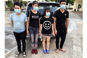 非法入境的 4 名男女青年被送往集中隔離處。（圖源：范獲）