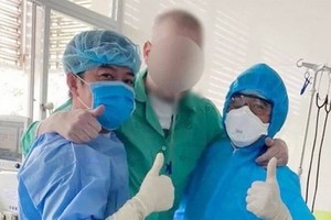 病愈的英籍機師（中）在醫護人員的輔助下鍛煉行走。（圖源：院方提供）