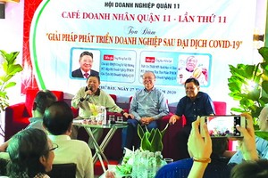 杭慰瑤先生(左)和高肇力先生(中)與各企業家交流。