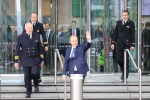 6月27日，在愛爾蘭都柏林，共和黨領導人米歇爾·馬丁（中）向民眾揮手致意。（圖源：互聯網）