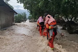 消防隊員在冕寧縣曹古鄉救援。（圖源：互聯網）