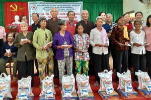 地方領導與慈善團代表向貧困同胞贈送禮物。