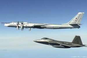 圖為2020年6月16日，俄羅斯軍機（上）在美國阿拉斯加州附近被美軍軍機（下）攔截。 （圖源：AP）