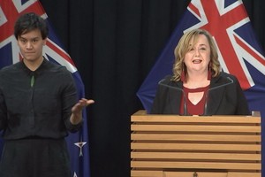 新西蘭政府28日宣佈了一系列強化措施，包括增加人手、防護設備以及工作流程，避免新冠病毒流入社區。（圖源：視頻截圖）