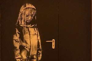 作品展現了一位頭戴面紗，低首沉吟，表情悲傷的女孩，表達了對恐襲遇難者的悼念之意。（圖源：互聯網）