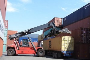 圖為平陽省綜合港的貨物裝卸作業現場。