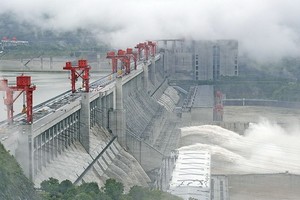 中國長江三峽大壩昨29日開啟洩洪孔洩洪。（圖源：新華社）