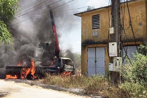 吊臂卡車誤觸高壓電致使卡車猛烈燃燒起來，司機當場死亡。