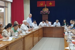 穗城會館理事長盧耀南向新聞媒體介紹各會館的元宵節特色。