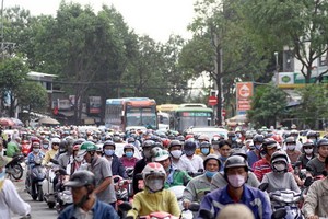 平兆2橋項目（第二階段的第二部分）將有助解決市東面通道區域的交通堵塞問題。 圖中為丁部領街經過平盛郡南部東區車站路段的堵塞情況。