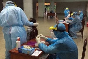 防疫人員向公寓居民進行鼻拭子取樣測試。（示意圖源：田升）