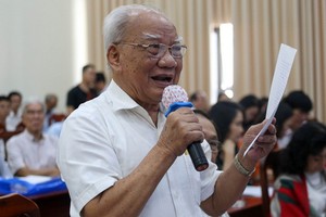 市越南祖國陣線委員會委員童文謙在會議上發表意見。（圖源：草黎）