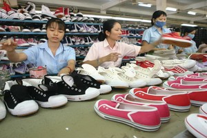 許多皮鞋企業遇上困難，導致要縮小生產規模。