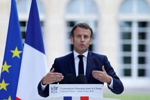 法國總統馬克龍當地時間6月29日在總統府愛麗舍宮舉行的“公民氣候公約”會議上宣佈，將在兩年內投資150億歐元用於國家經濟的生態轉型。（圖源：路透社）