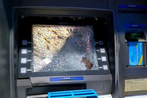 櫃員機的屏幕被砸壞。（示意圖源：田升）