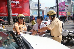 本市交警處罰違規駕駛者。（圖源：文決）