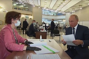 俄總統普京（右）現身投票點完成有關俄憲法修正案的投票。（圖源：互聯網）