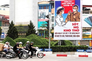 在河內街上有關防範新冠肺炎的宣傳畫。