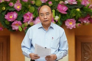 政府總理、價格調度國家指委會主任阮春福主持會議並發表講話。（圖源：光孝）