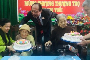 氏藝養老中心為100歲的阮氏白雪（左）與梅氏海老大娘祝壽。