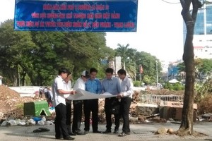 第十郡領導代表同市都市鐵路管委會一起進行實地檢查地鐵2號線項目的S5站施工場地。（圖源：愛真）