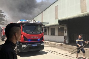 消防車隊相繼趕抵現場開展滅火行動。（圖源：霸山）