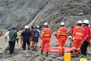 大批人力開展搜救工作。（圖源：AFP）
