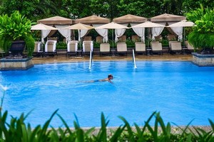 新冠肺炎疫情後，在本市高級酒店裡組織的宅舍度假旅遊趨向正深受遊客關注。