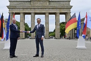 在德國首都柏林，克羅地亞外長拉德曼（左）同德國外長馬斯進行歐盟輪值主席國交接。（圖源：AFP）