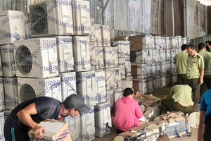 市場管理人員突檢一起私貨倉庫。（圖源：田升）