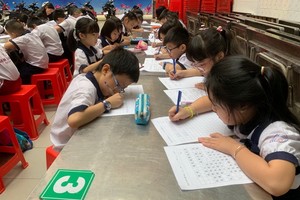 學生硬筆比賽現場一瞥。