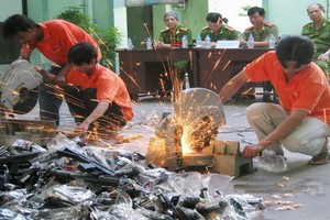 市公安力量摧毀各罪犯團夥的兇器。