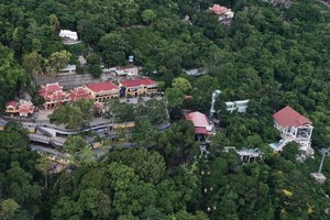 從高處往下看的黑婆寺。