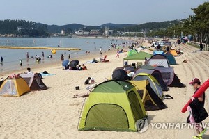 泰安郡萬里浦海水浴場人潮湧動。