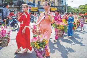 展現華人文化特色的元宵節遊行活動。