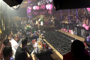 職能力量突檢Victory卡拉OK店的一間K房時的現場。（圖源：警方提供）