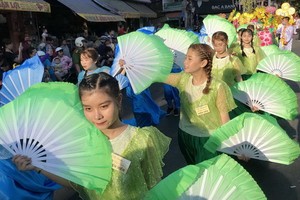 元宵節遊行活動呈現華人文化特色。