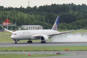 迫降在成田機場的美聯航波音787飛機。（圖源：時事通信社）