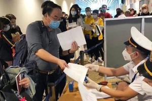 外籍人士經由新山一國際機場入境時辦理健康申報手續。（圖源：梅花）