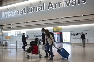英國4日公佈入境免隔離名單10日起生效，越南名列其中。圖為倫敦希斯洛機場入境大廳。（圖源：AP）