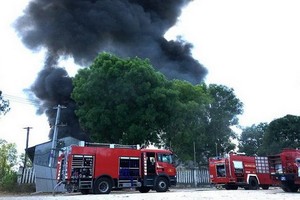 消防車隊相繼趕抵現場開展滅火行動。（圖源：何芳）