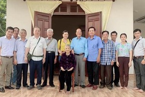 第五郡越南祖國陣線委員會與各華人會館前往廣南省看望越南英雄母親。