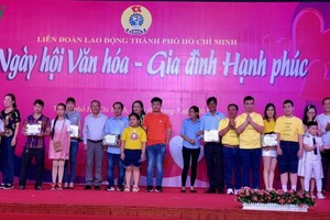 53 個家庭獲表彰。（圖源：VOV）